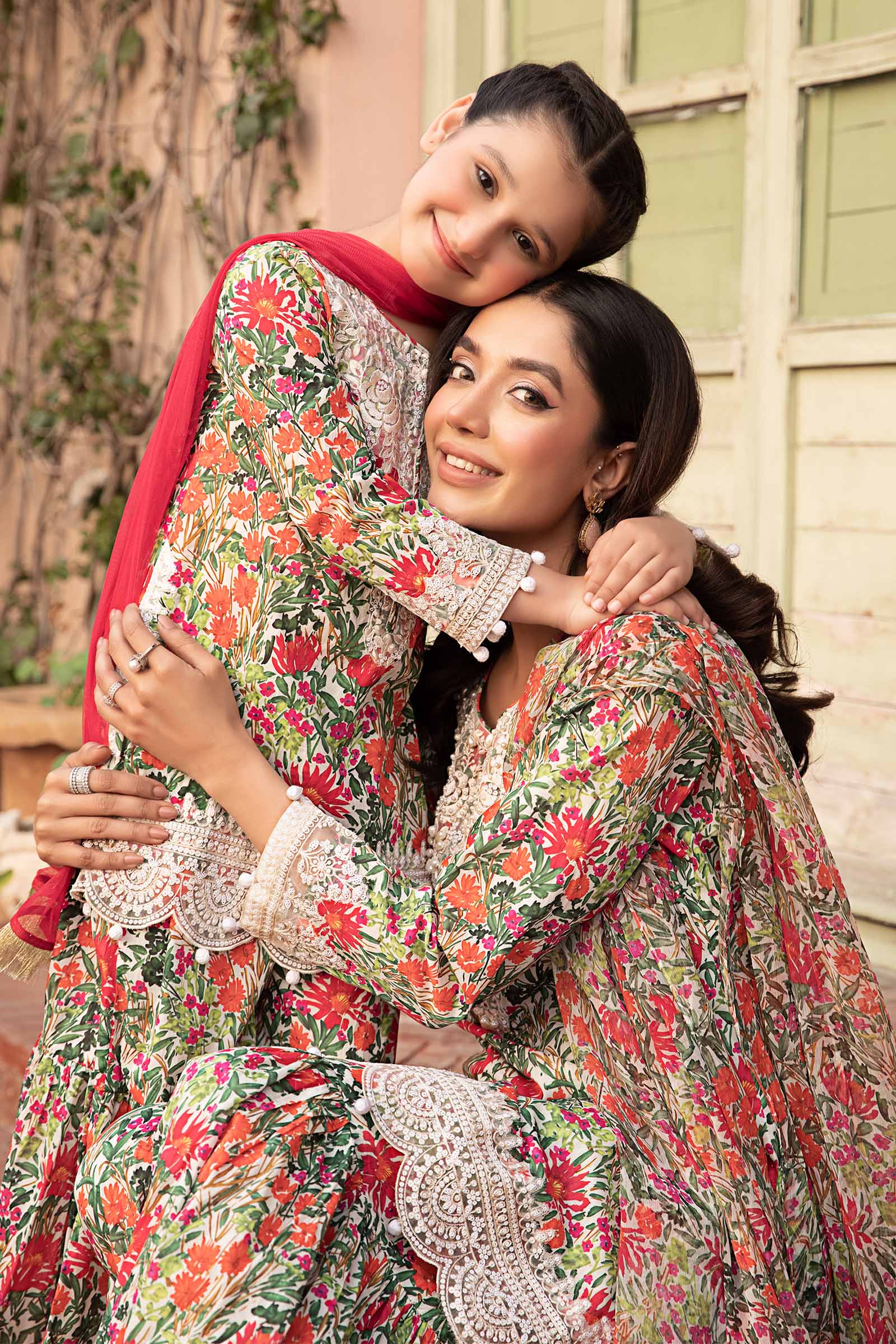 3 Piece Embroidered Lawn Suit - Image 3