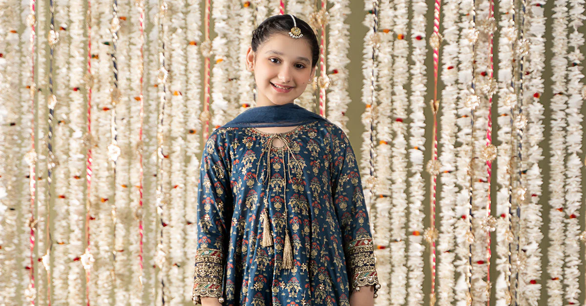 3 Piece Embroidered Lawn Suit - Image 8