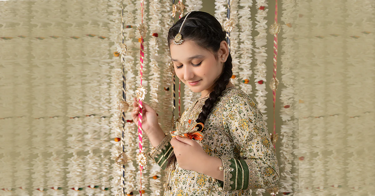 3 Piece Embroidered Lawn Suit - Image 7