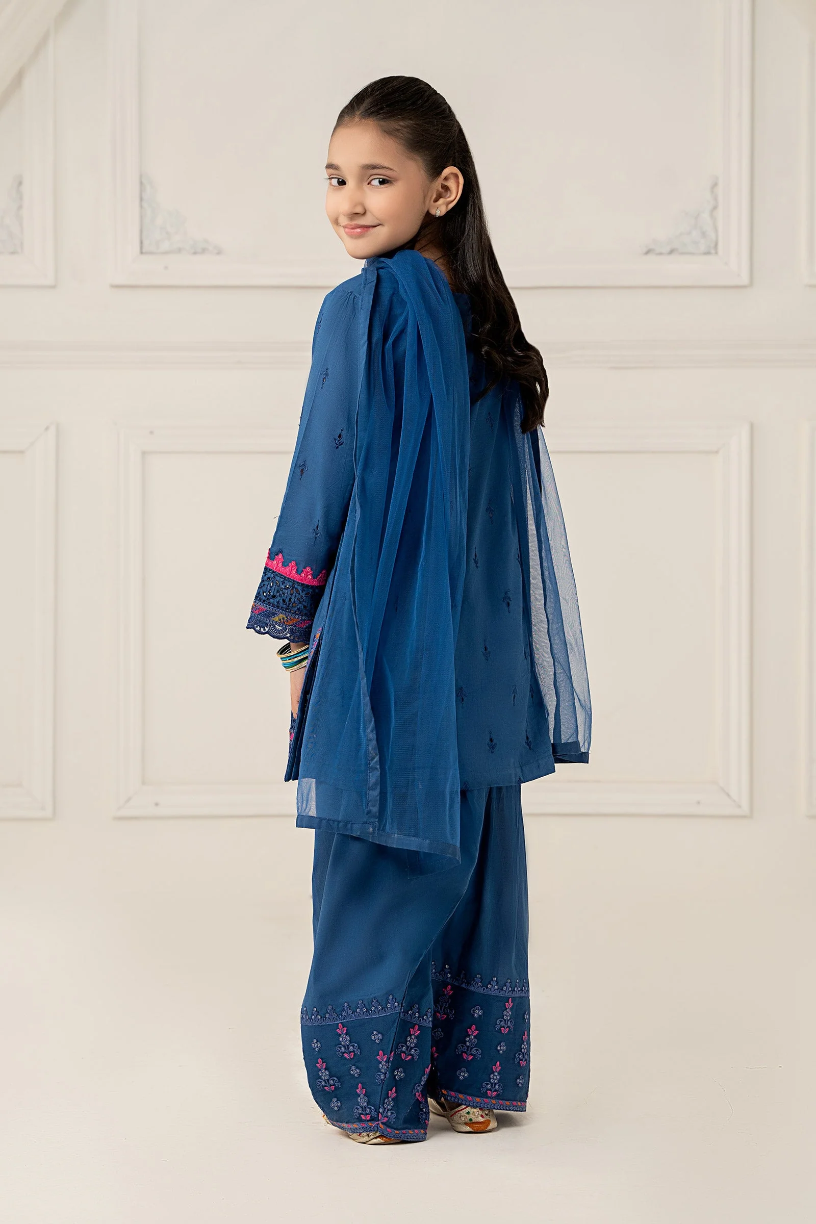 3 Piece Embroidered Lawn Suit - Image 4