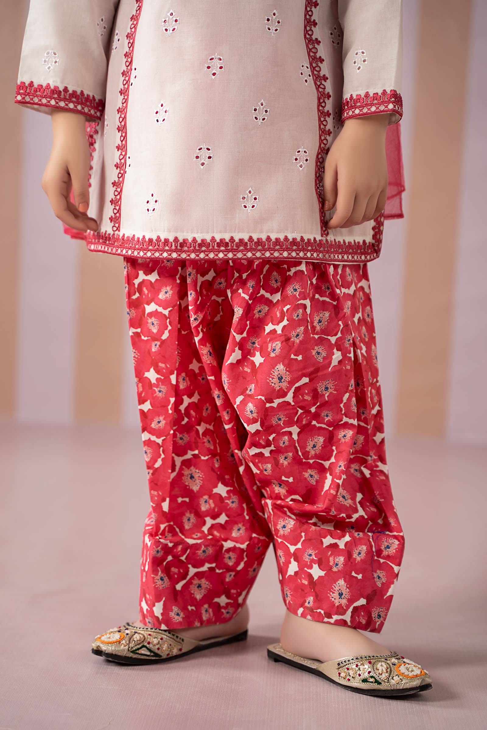3 Piece Embroidered Lawn Suit - Image 5