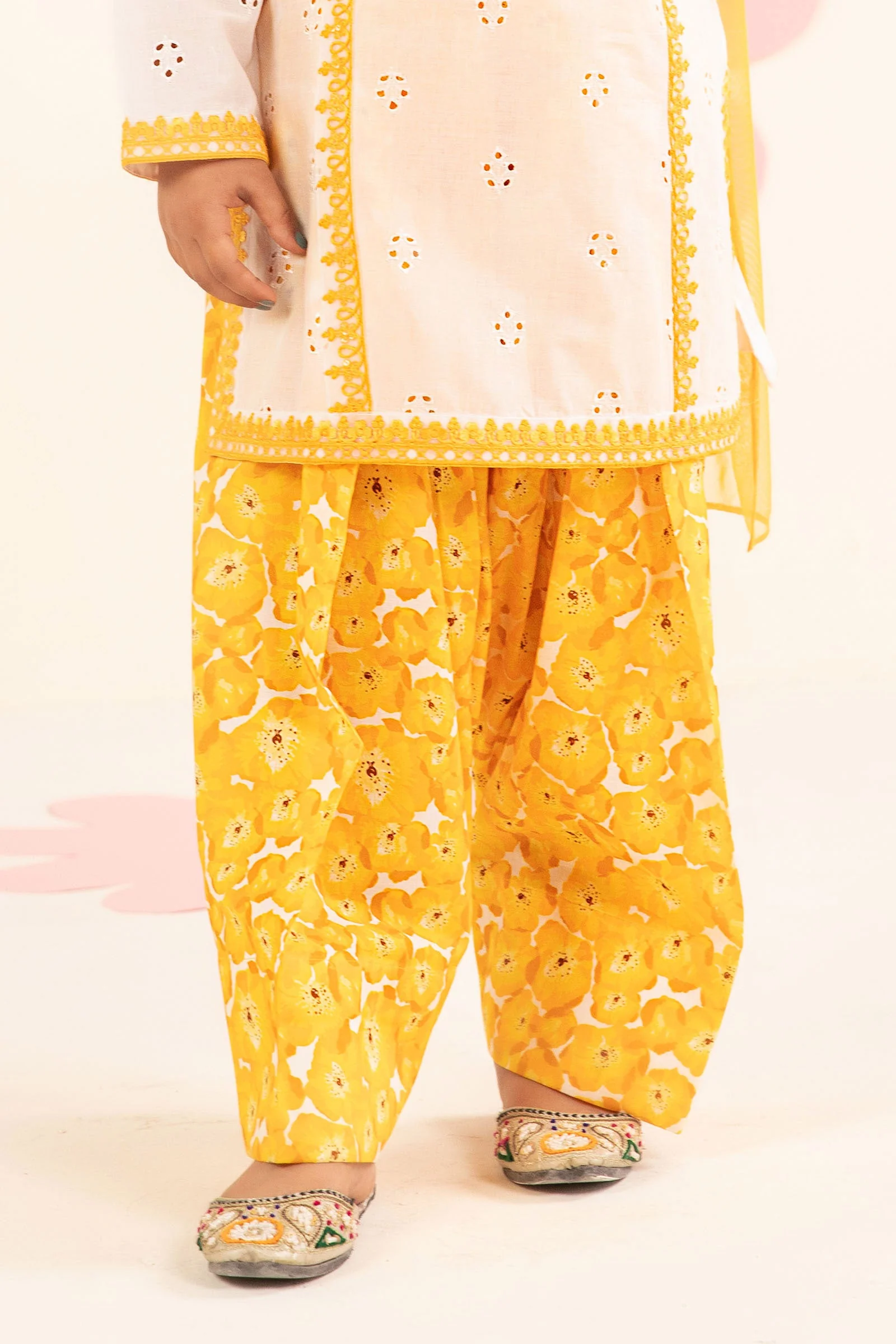3 Piece Embroidered Lawn Suit - Image 5