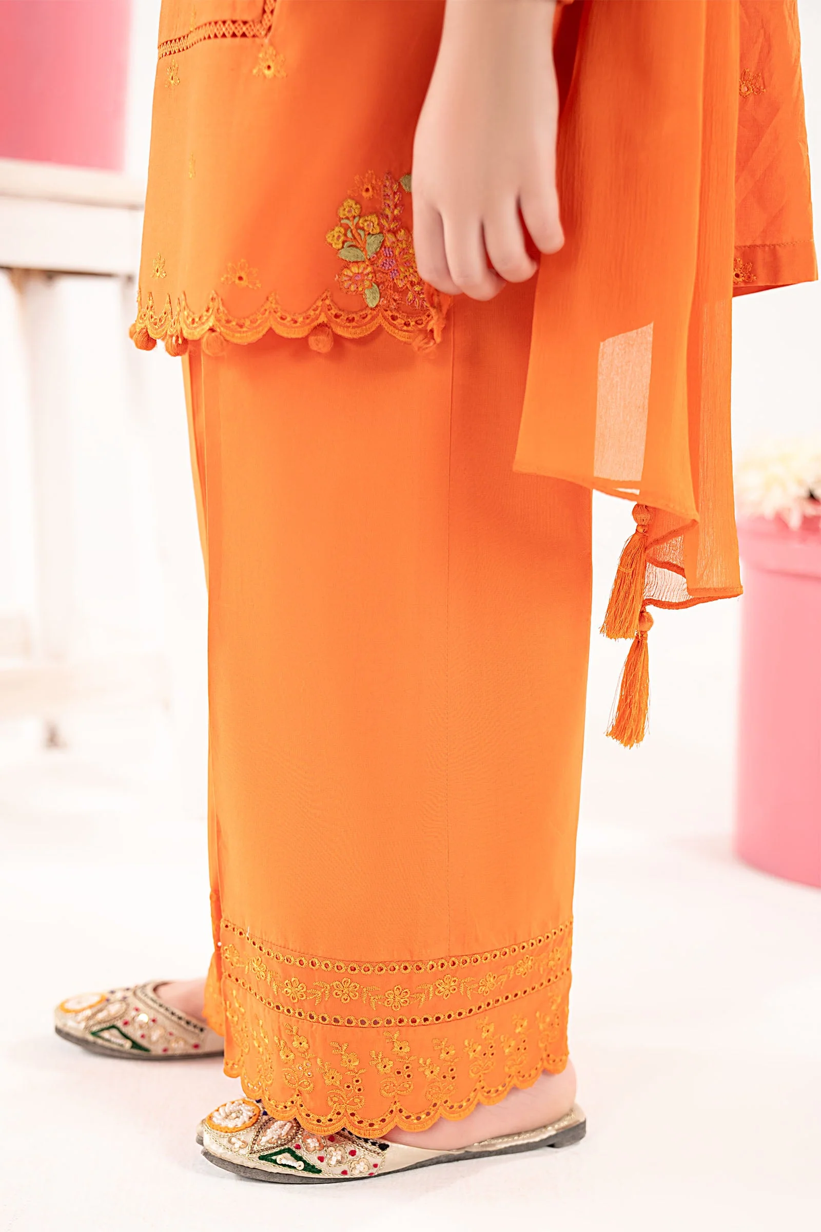 3 Piece Embroidered Lawn Suit - Image 8