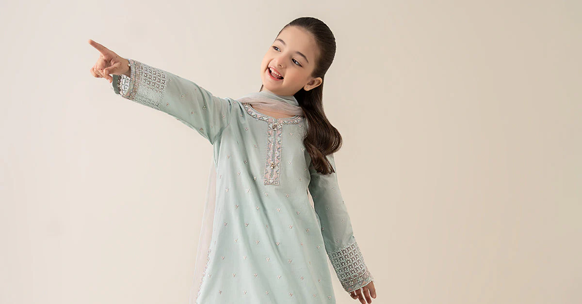 3 Piece Embroidered Lawn Suit - Image 7