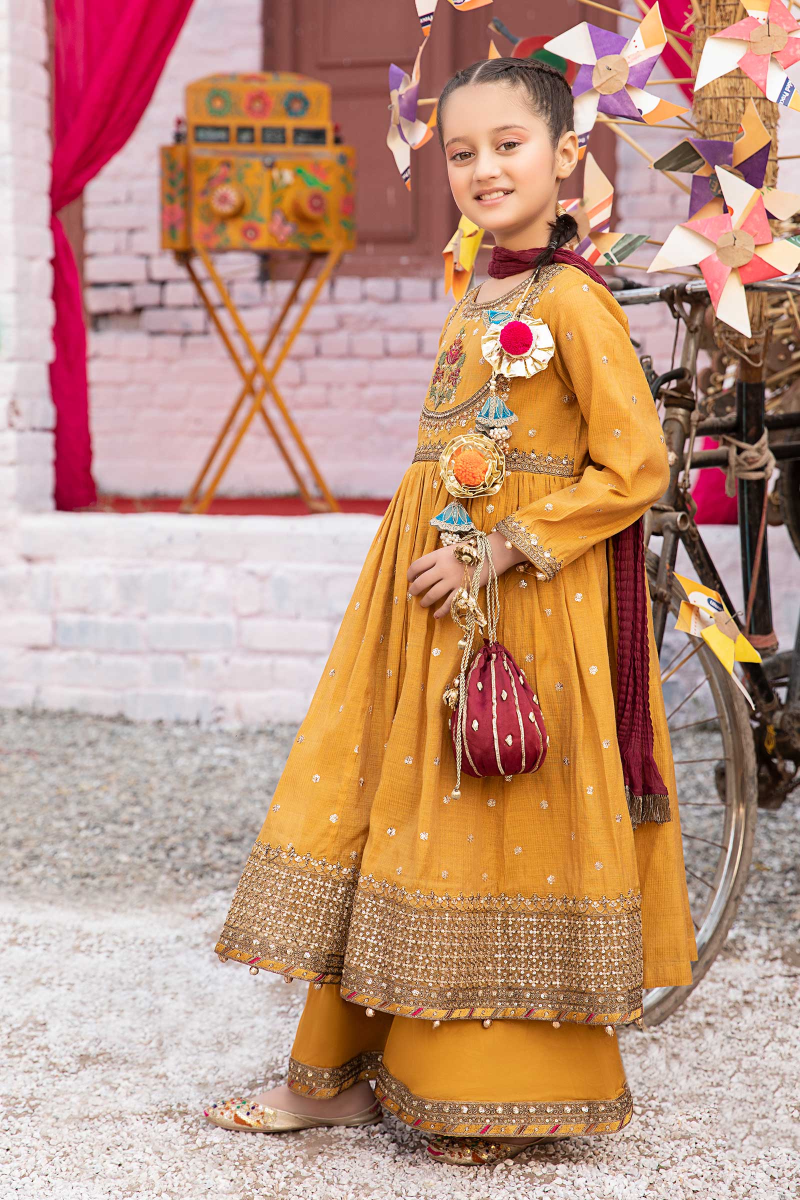 3 Piece Embroidered Zari Lawn Suit - Image 3