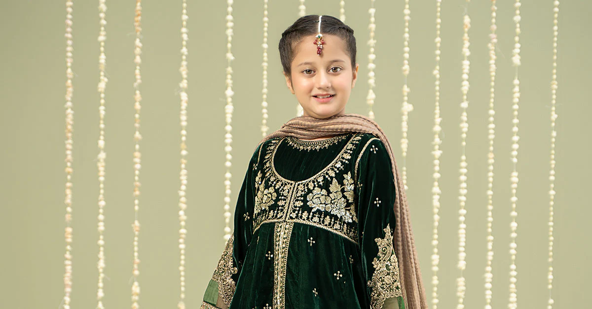 3 Piece Embroidered Velvet Suit - Image 8