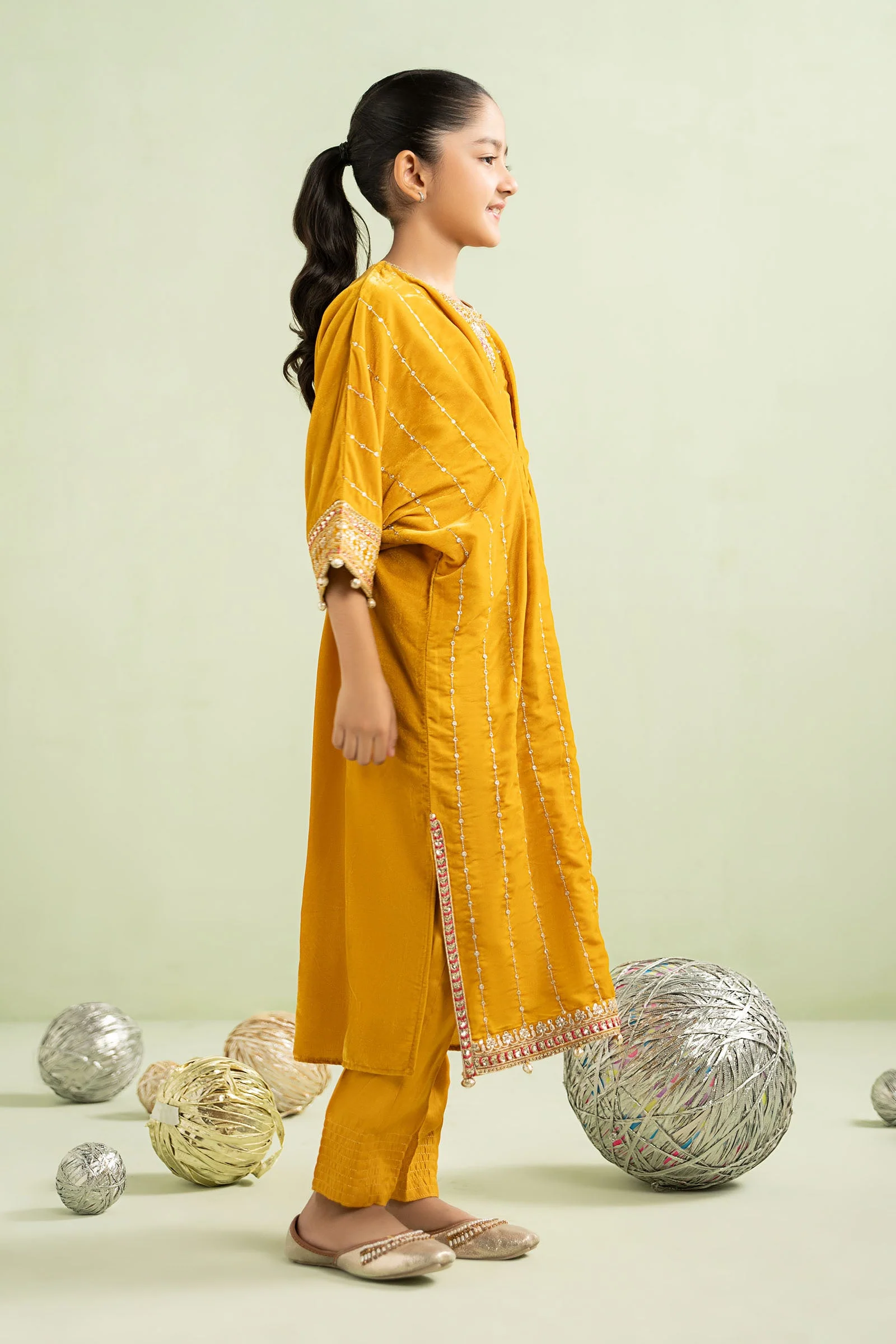 2 Piece Embroidered Velvet Suit - Image 7
