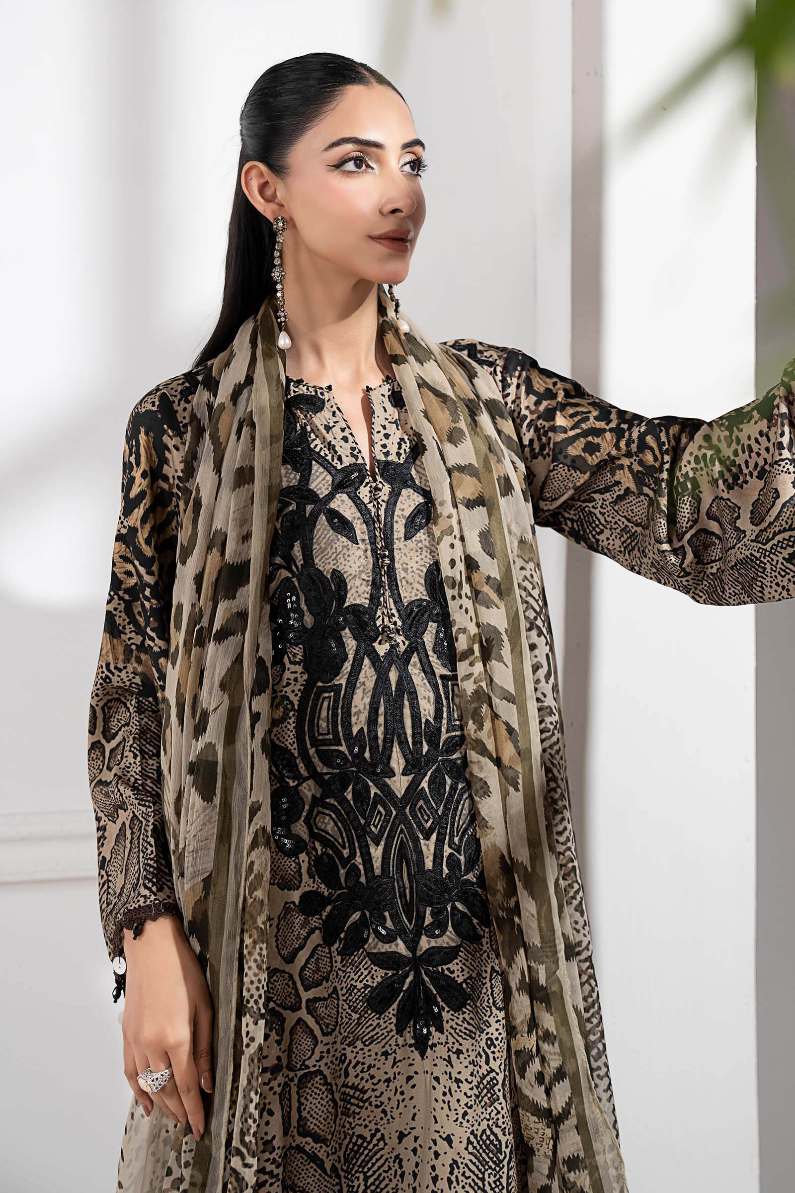 3 Piece Embroidered Linen Suit - Image 3