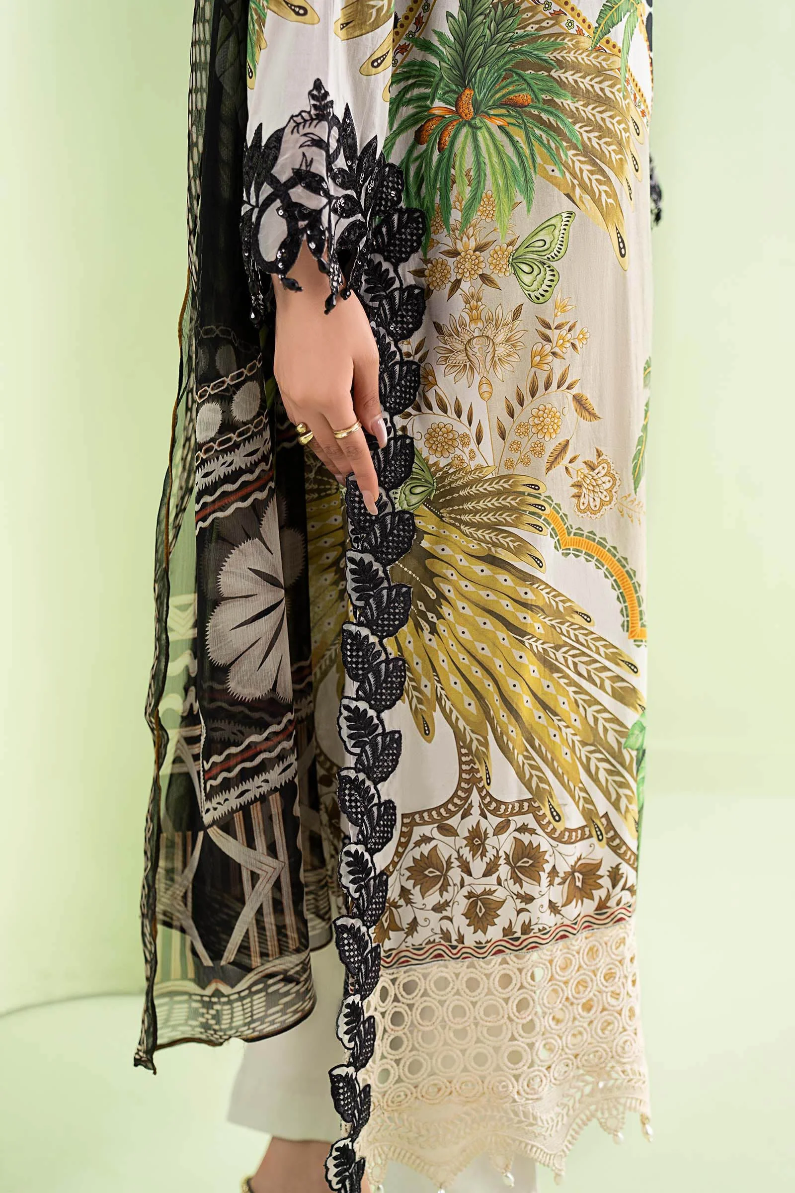 3 Piece Embroidered Lawn Suit - Image 4