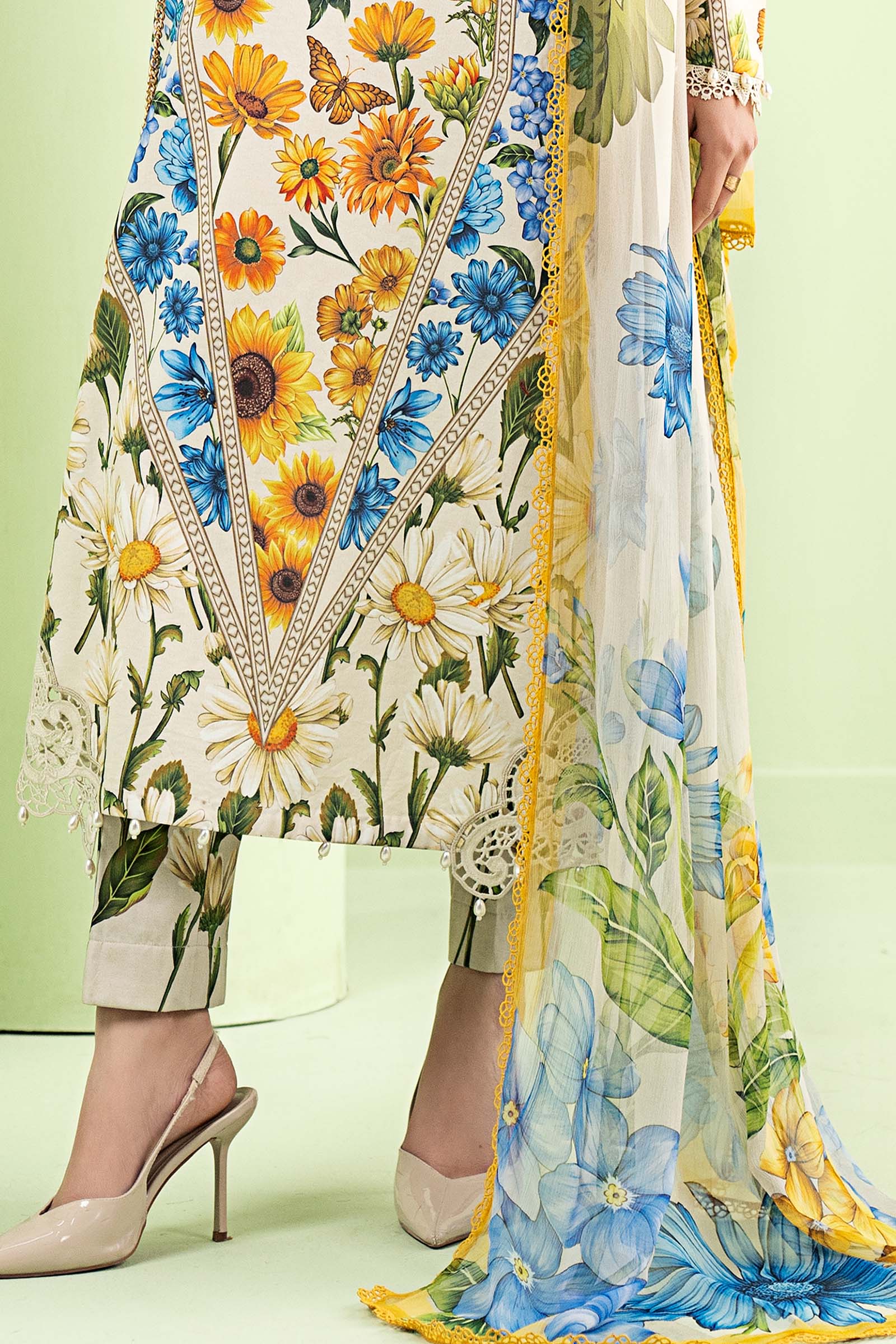 3 Piece Embroidered Lawn Suit - Image 4