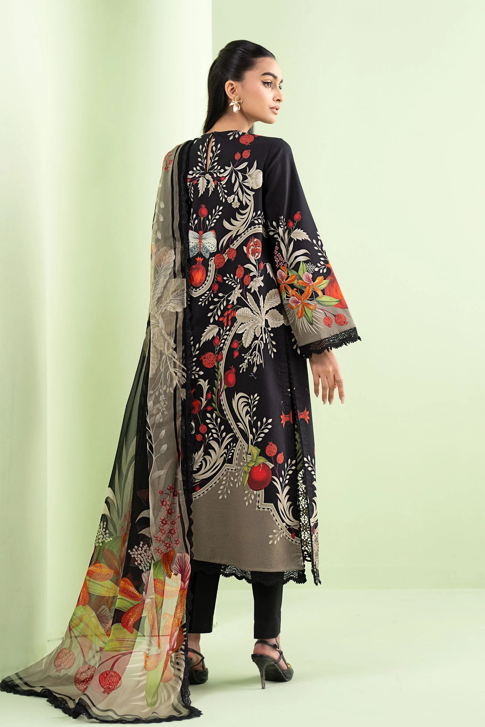 3 Piece Embroidered Lawn Suit - Image 8