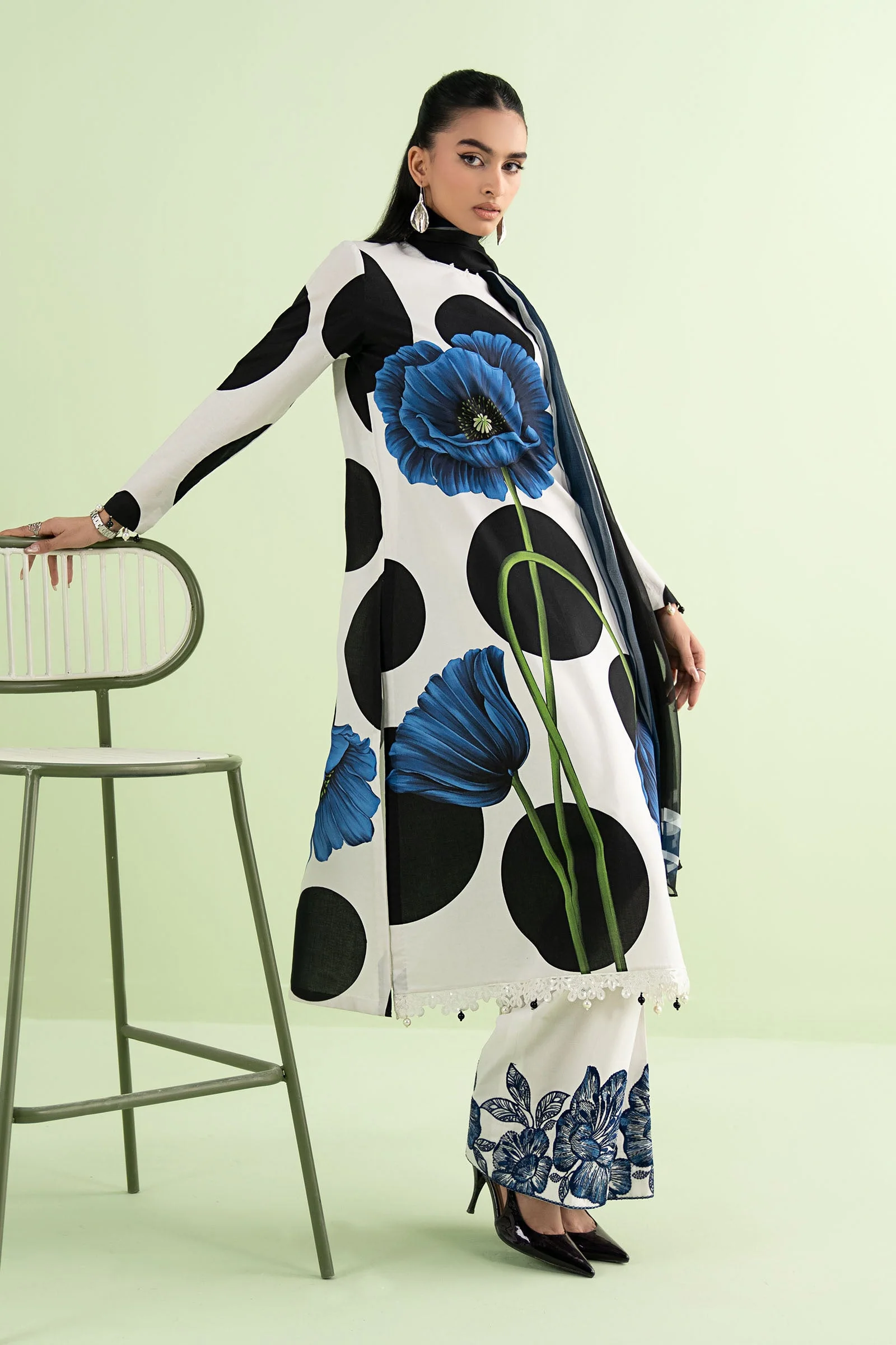 3 Piece Embroidered Lawn Suit - Image 5