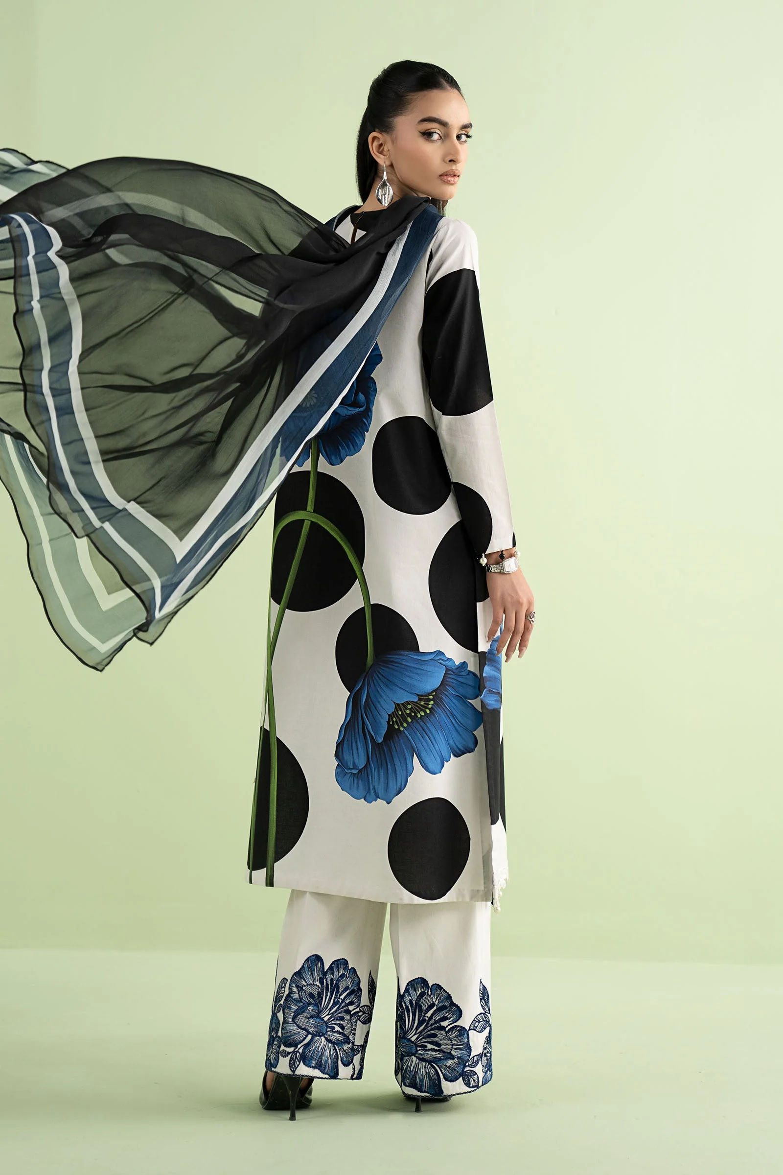 3 Piece Embroidered Lawn Suit - Image 7