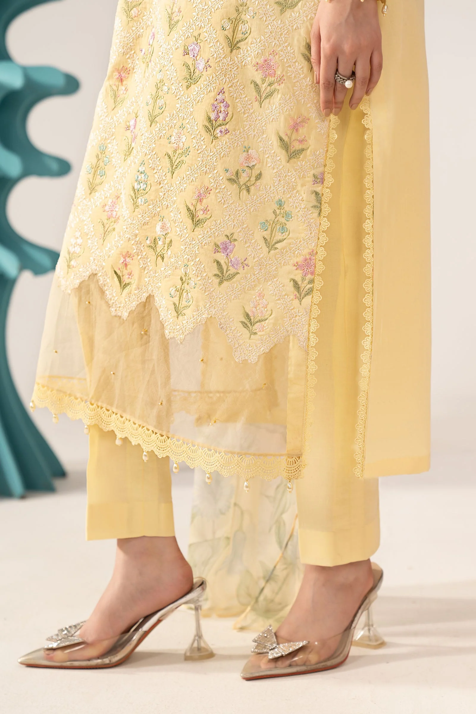 3 Piece Embroidered Lawn Suit - Image 5
