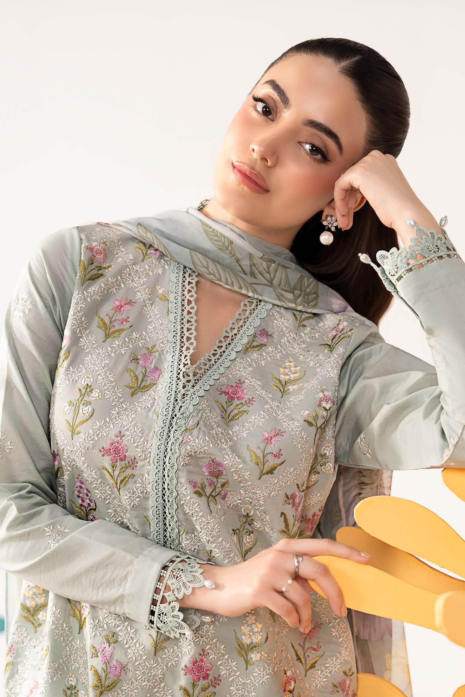 3 Piece Embroidered Lawn Suit - Image 2