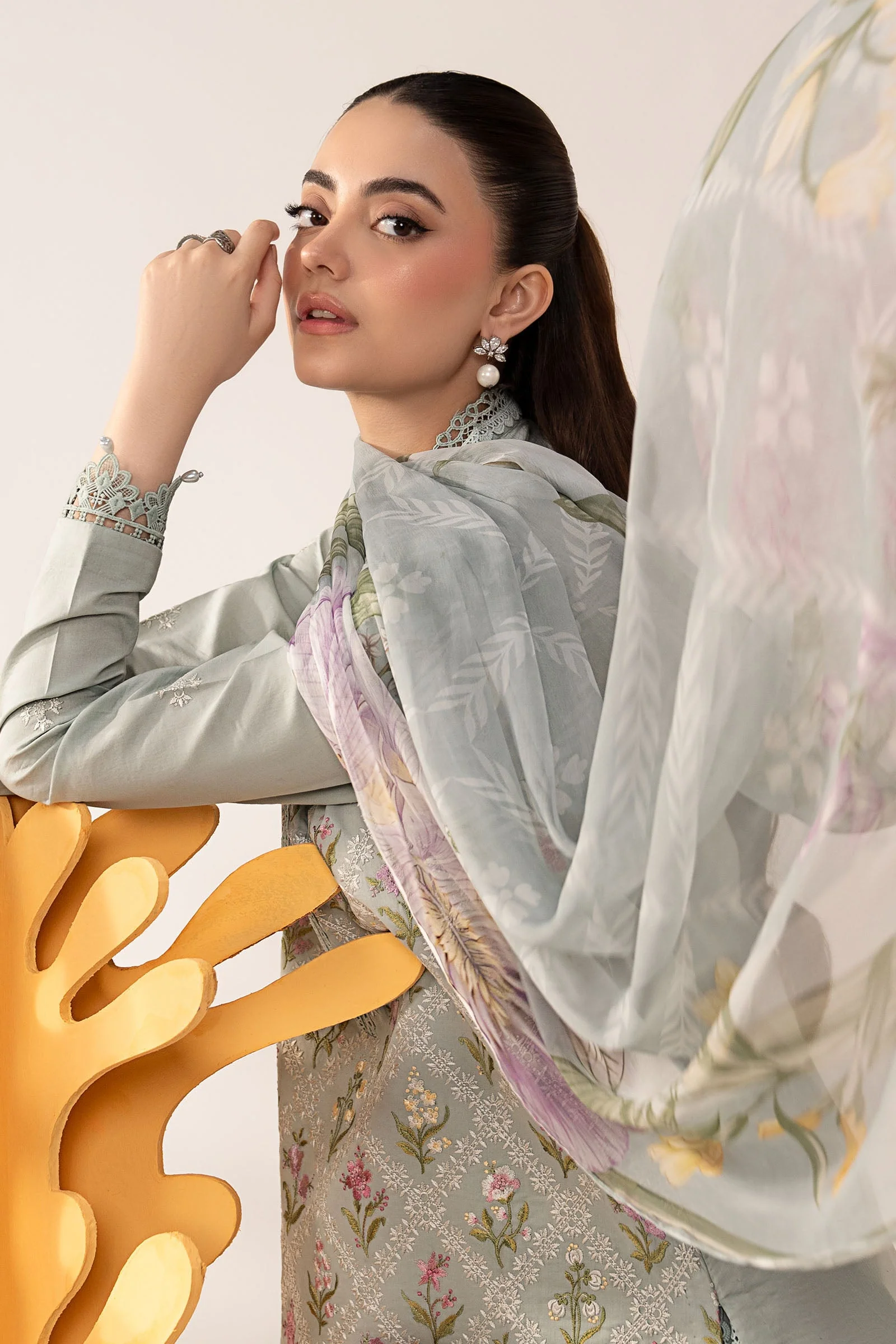 3 Piece Embroidered Lawn Suit - Image 3