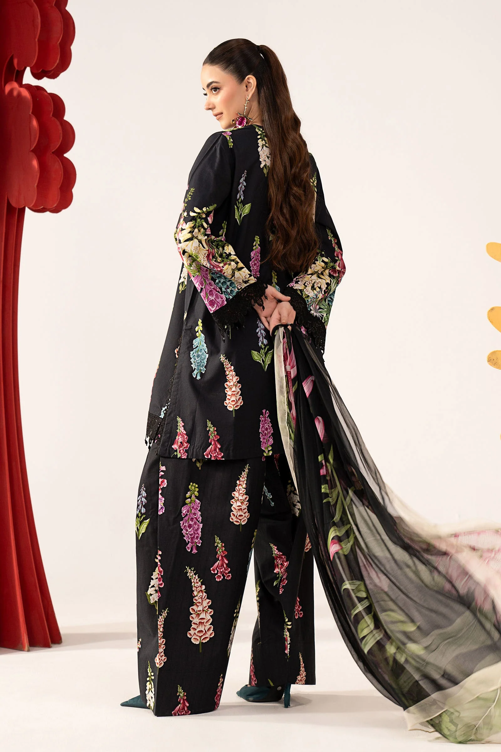 3 Piece Embroidered Lawn Suit - Image 9