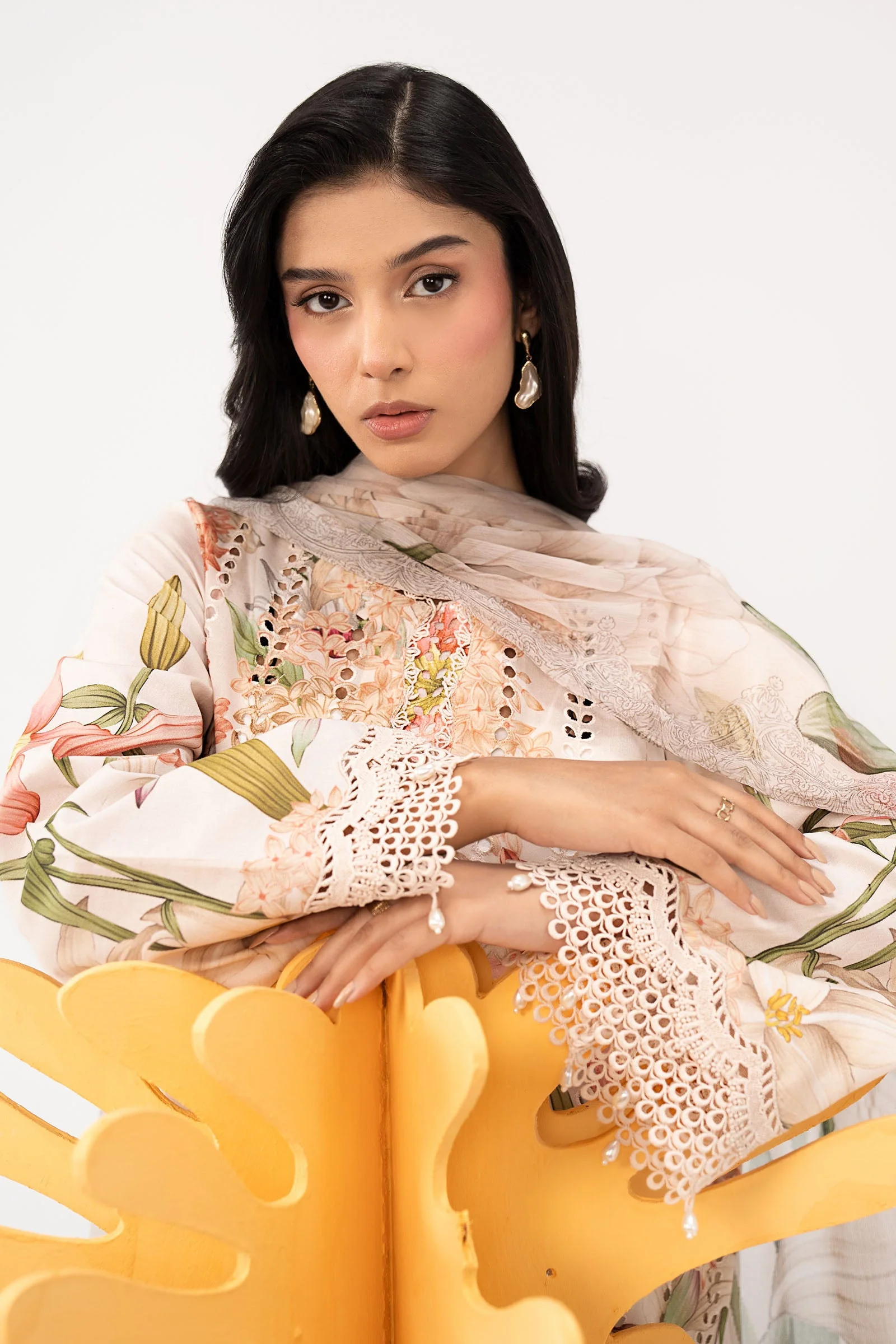 3 Piece Embroidered Lawn Suit - Image 3