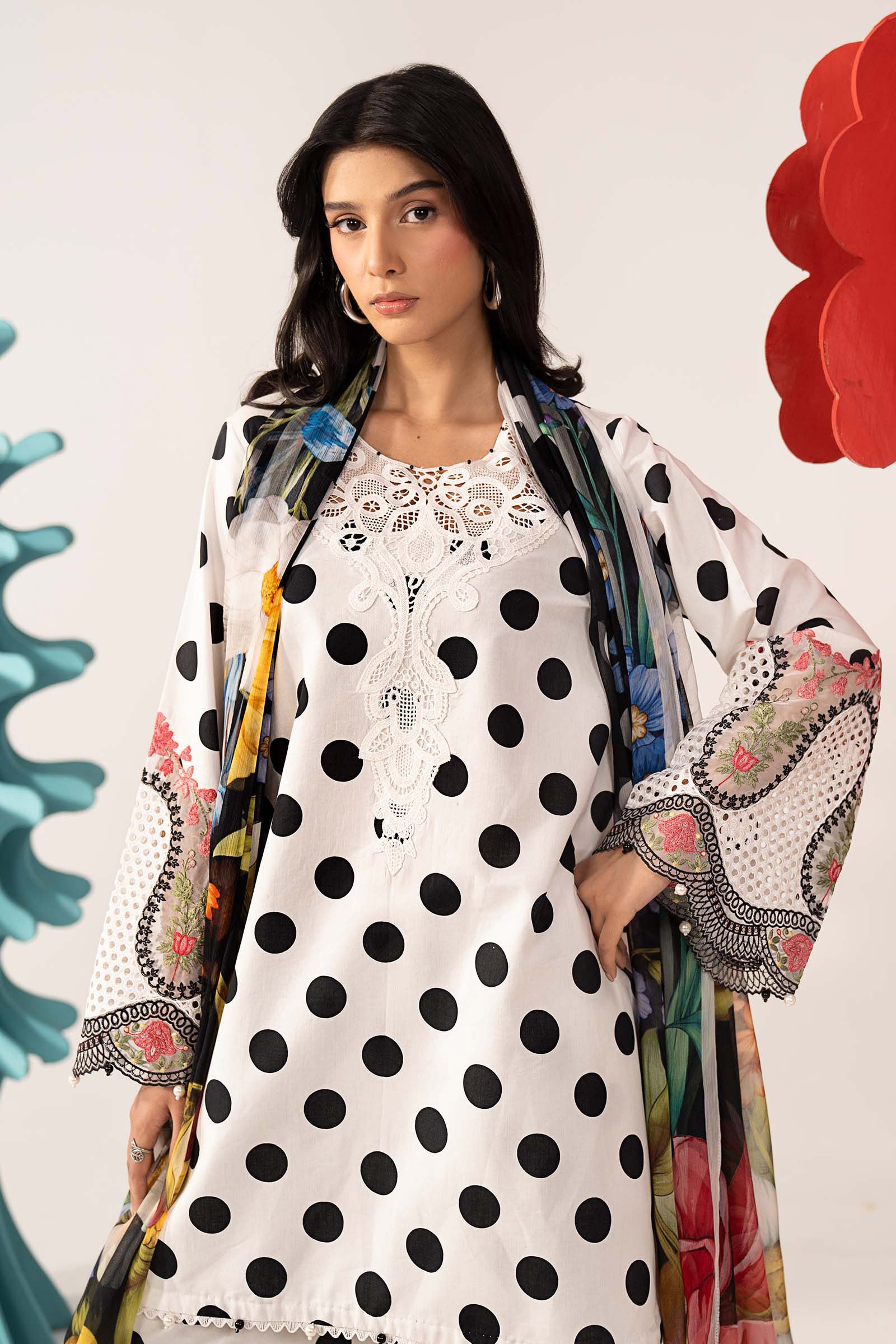 3 Piece Embroidered Lawn Suit - Image 2