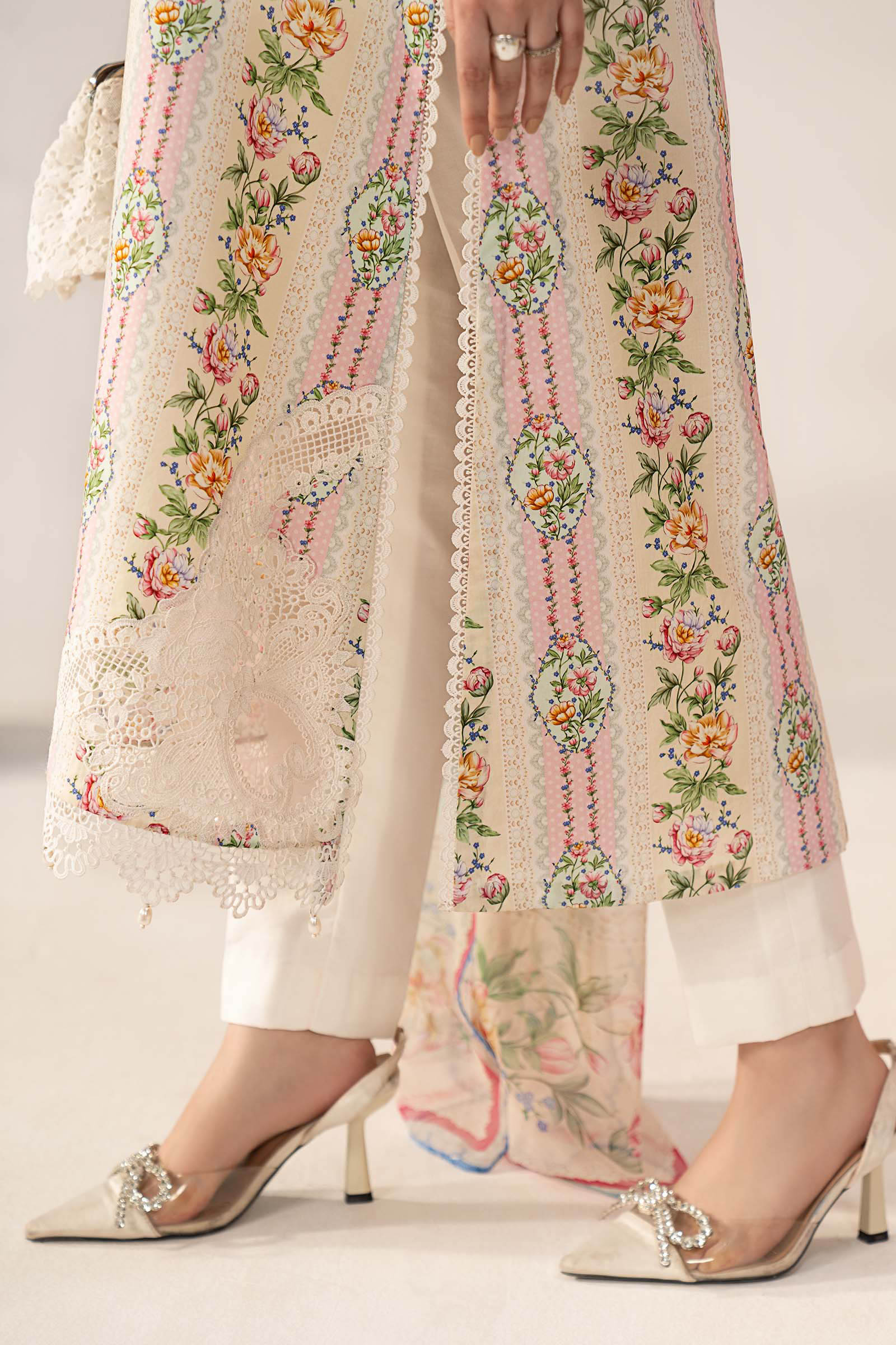 3 Piece Embroidered Lawn Suit - Image 6
