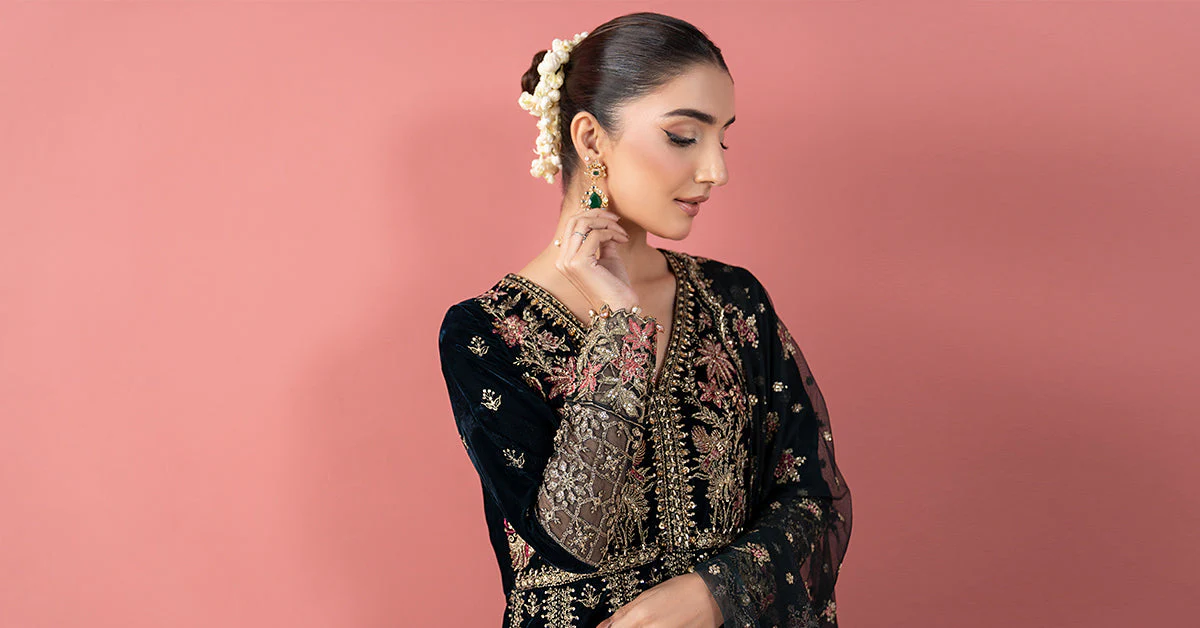3 Piece Embroidered Velvet Suit - Image 9