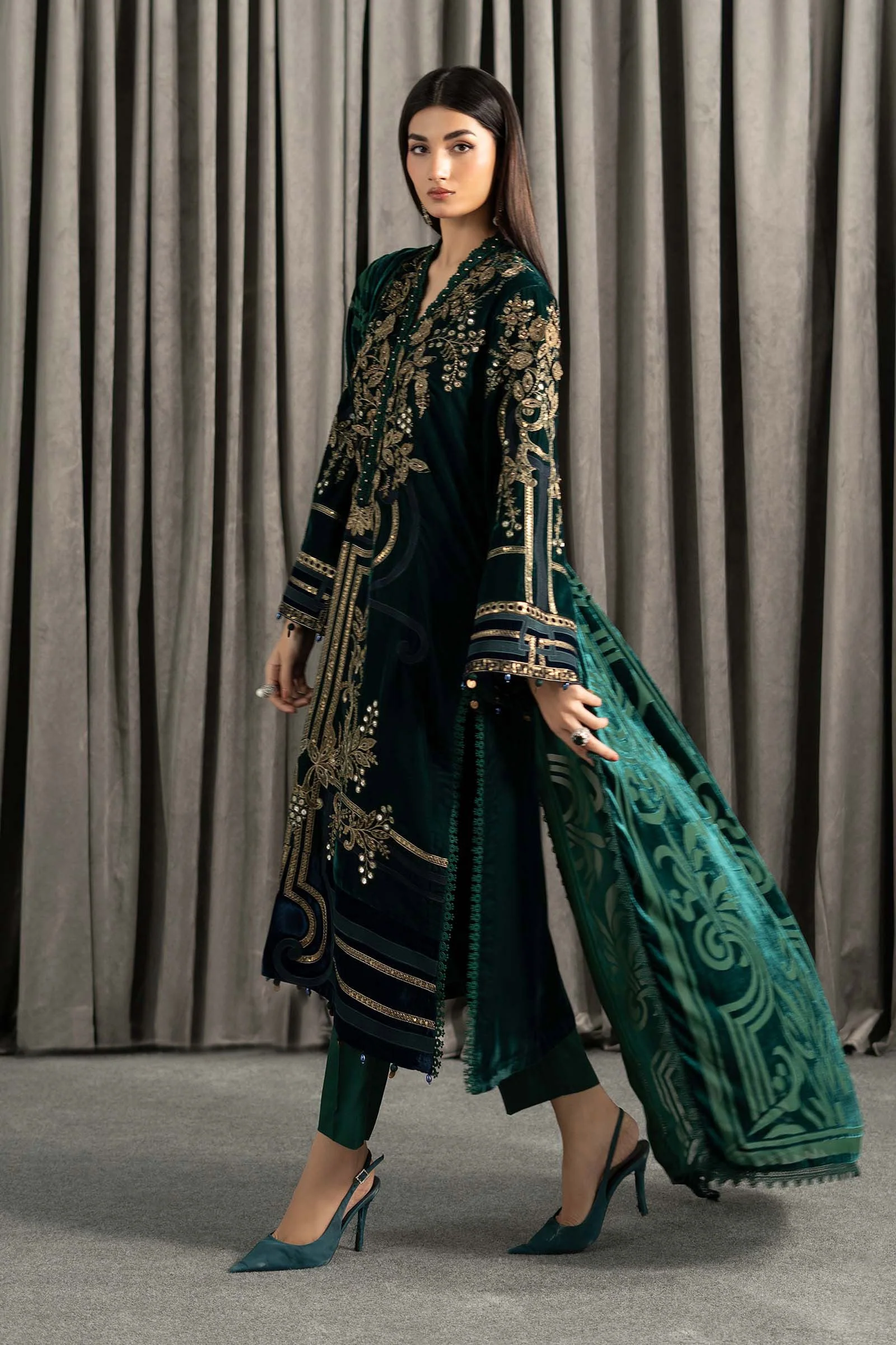 3 Piece Embroidered Velvet Suit - Image 7
