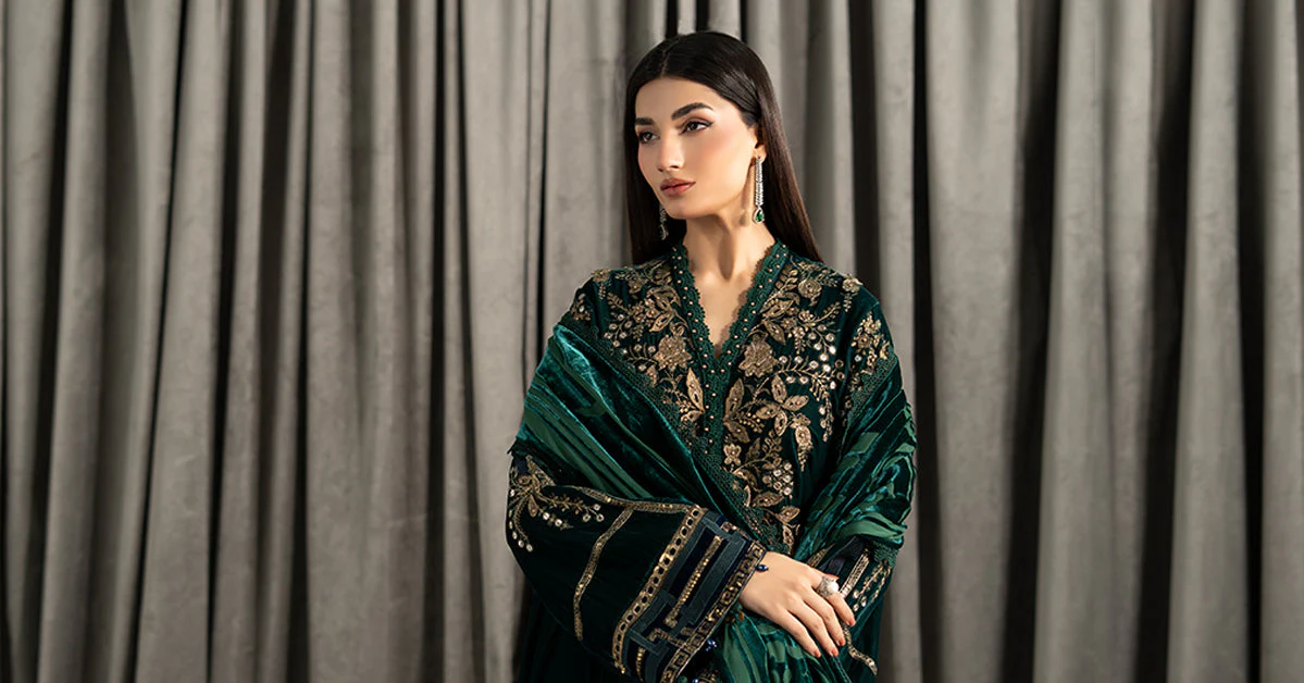 3 Piece Embroidered Velvet Suit - Image 9