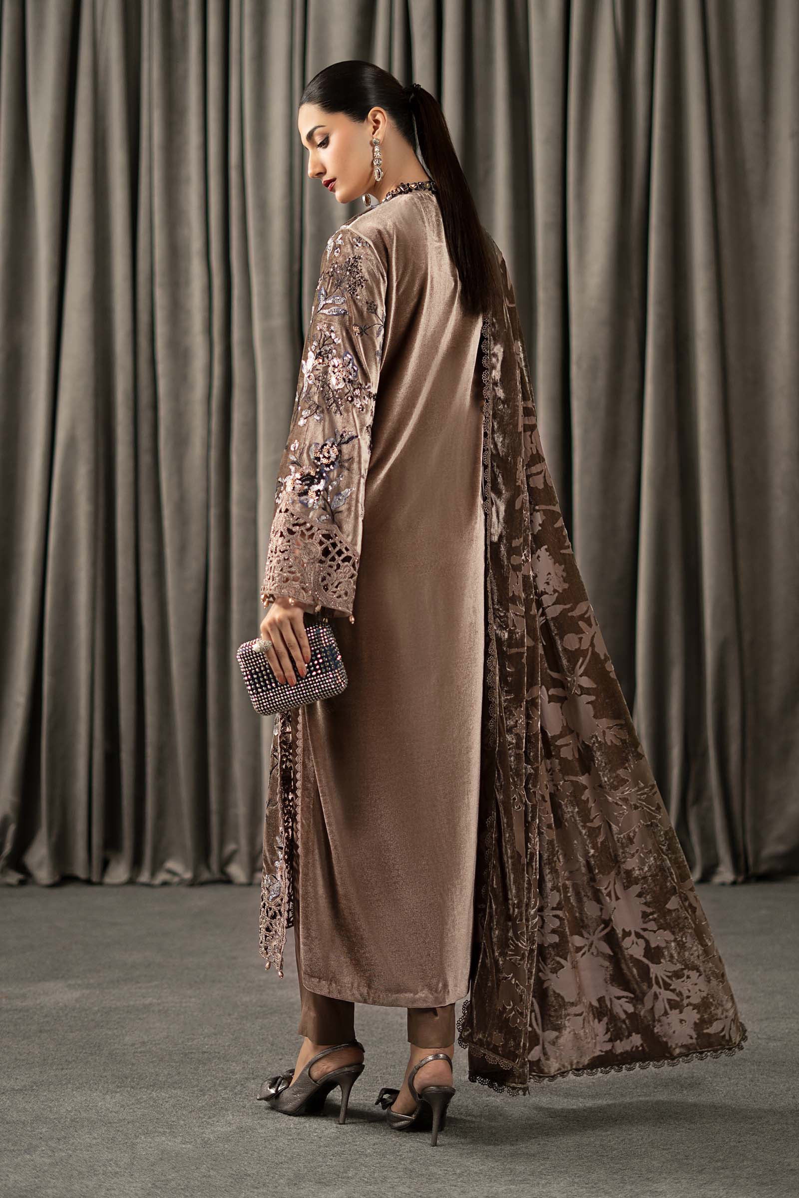 3 Piece Embroidered Velvet Suit - Image 10