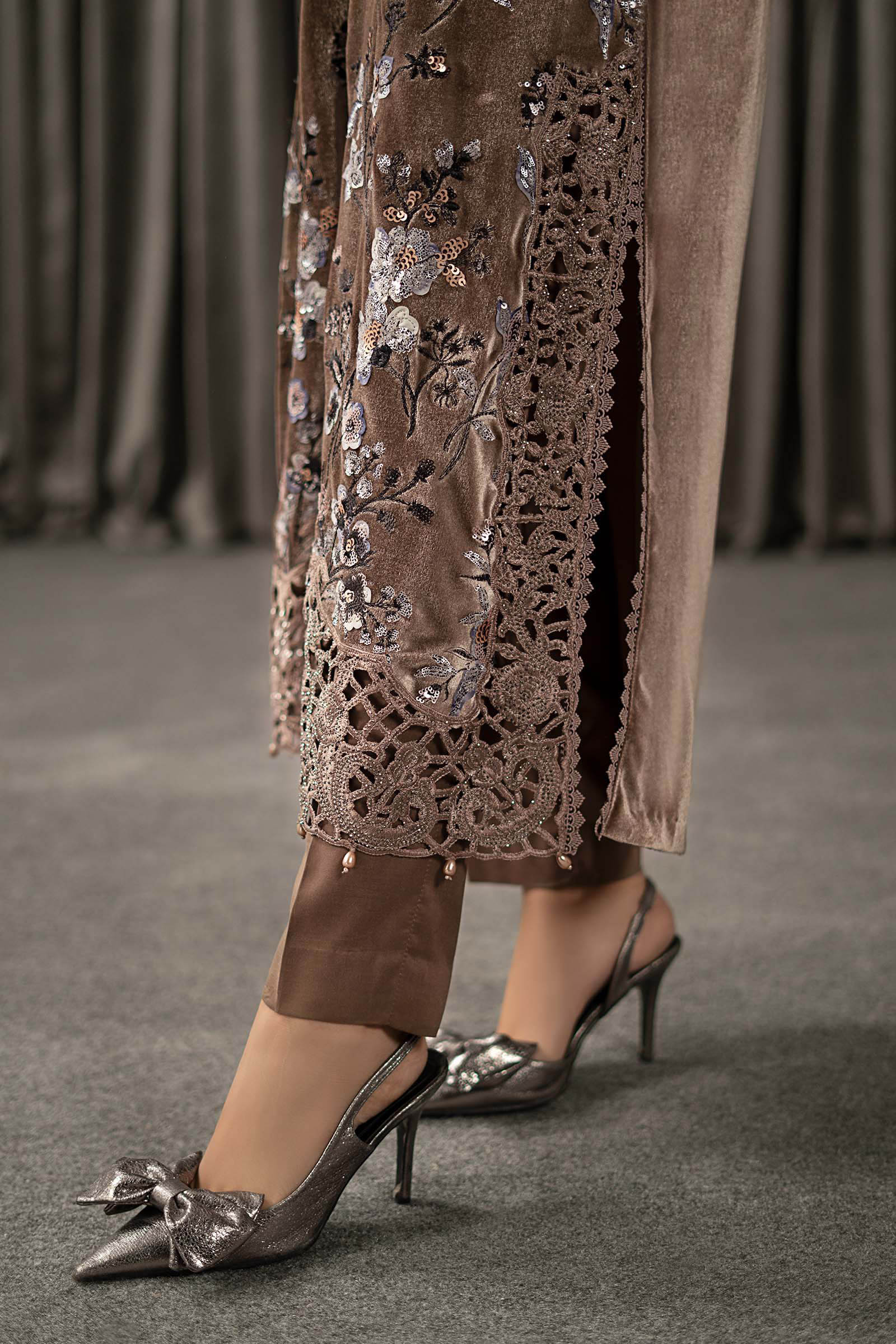 3 Piece Embroidered Velvet Suit - Image 7